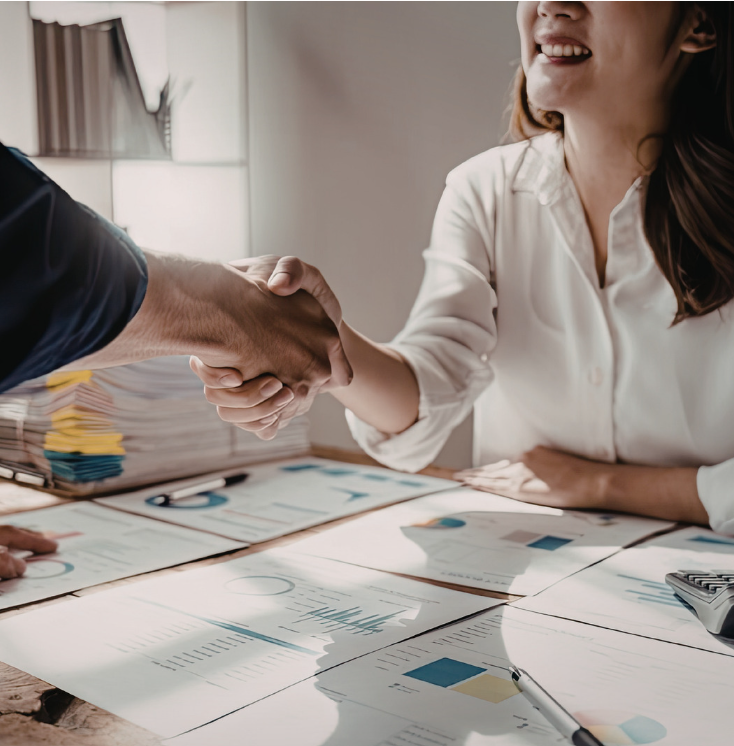 選ばれる3つの理由セクション用の握手シーン画像